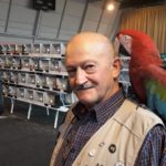 Sky, bel Ara chloroptère de 11 ans, est la star du salon. H se repose ici sur les épaules de Pascal Dahlem, président de l'Amicale des éleveurs de canaris de Stiring-Wendel.