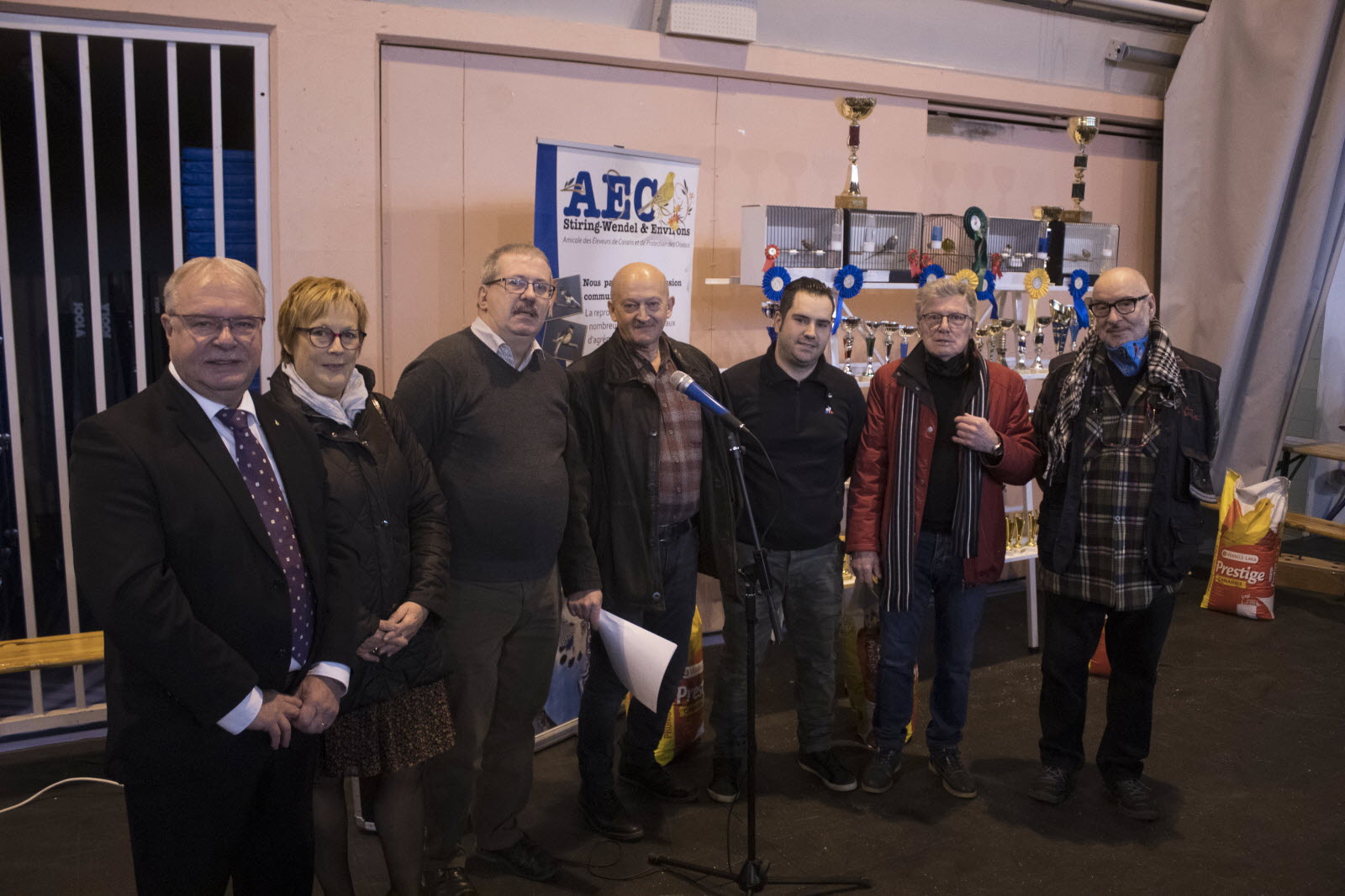De gauche à droite : le maire Yves Ludwig et la 1" adjointe, Élisabeth Ha ag, sont venus remettre leur prix aux champions, Frédéric Nollet, président de la Rolac, Pascal Dahlem, président de l'Amicale des éleveurs de canaris de Stiring-Wendel, et les trois champions, Anthony Germano, Jean• Pierre Chepis et Francesco Sanchez-Sanchez